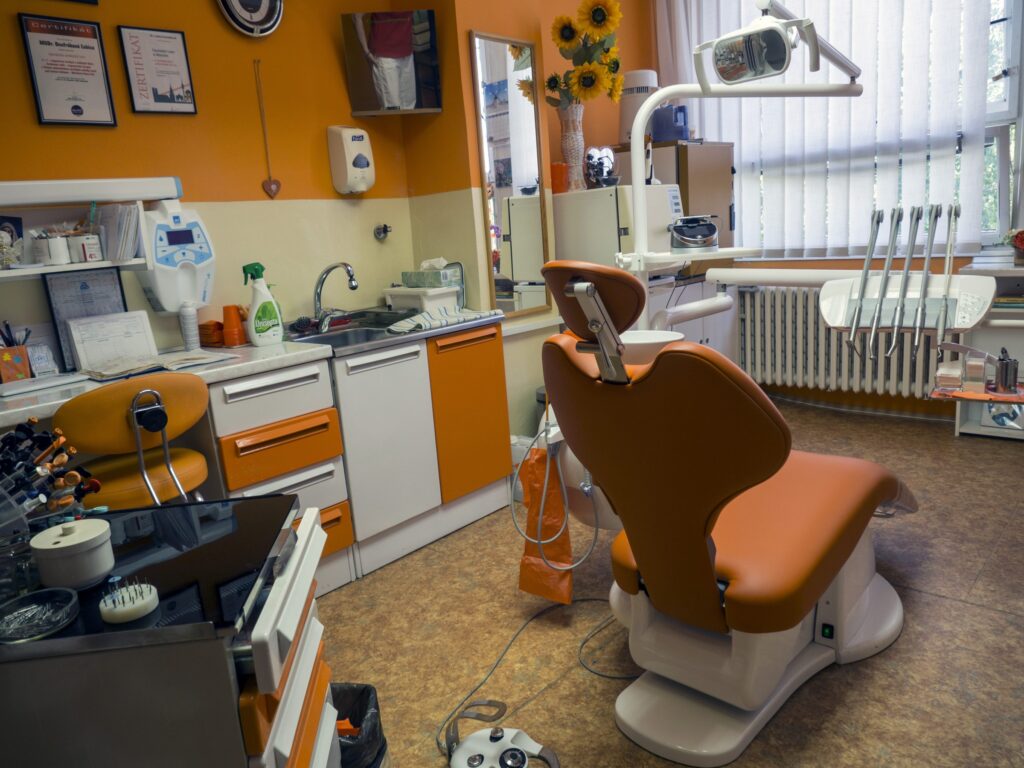 Stomatologické kreslo v ambulancii na poliklinike KVP